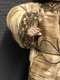 Heiligenbeeld kindje Jezus, 21 cm, 18e eeuw, kurk en terracotta, zijde gewaad erg verweerd. (10)