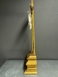 Antiek kruisbeeld – 19e eeuw – porselein en goudverf – neogotische stijl