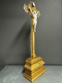 Antiek kruisbeeld – 19e eeuw – porselein en goudverf – neogotische stijl