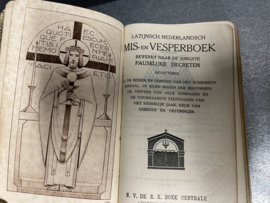Mis en Vesper boek, 1923,  incl. standaard en foudraal.