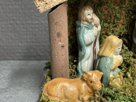 Houten kerststal met porseleinen figuren, 14x12x6,5 cm (9)
