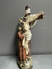 Heiligenbeeld  Franciscus van Assisi onder het kruis, resin, 29 cm (10)