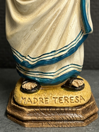 Heiligenbeeld Moeder Teresa, hand beschilderd,  resin, 21cm. (2)