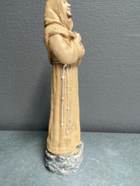 Heiligenbeeld  Franciscus van Assisi, in pij, resin, 21.5cm. (10)