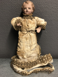 Heiligenbeeld kindje Jezus, 21 cm, 18e eeuw, kurk en terracotta, zijde gewaad erg verweerd. (10)