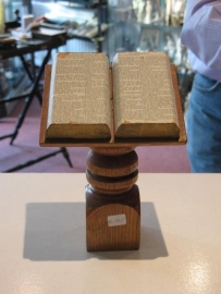 Lessenaar / lezenaar met bijbel  17 x 13 cm, Deuteronomium 33-34 (10)