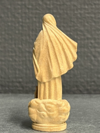 Heiligenbeeld Maria Medjugorje 6,5 cm Lindehout (hand gebroken)(15)