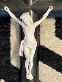 Ebben houten crucifix met biscuit porselein corpus,  41 x 22 cm, antiek (8)