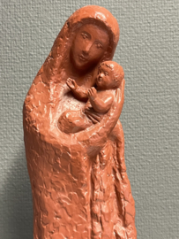 Heiligenbeeld Maria met kind, aardewerk, 1966, 38cm. (10)