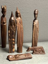 Afrikaanse kerstgroep, grootste figuur is 20 cm, 10 delig, hout (9)