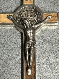 Benedictus kruis, licht hout. 8 x 4.5 cm