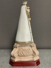 Heiligenbeeld Maria O.L.V van Scherpenheuvel, porselein, 26 cm, op houten voet. (7)