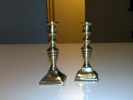 Twee messing miniatuur kandelaars,  6 cm, kinder altaar (4)
