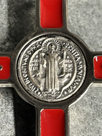 Benedictus kruis geëmailleerd,  8 x 4.5 cm