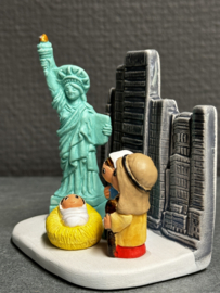 Kerstgroep Kerststal Amerika, New York, aardewerk 8 x 9 cm