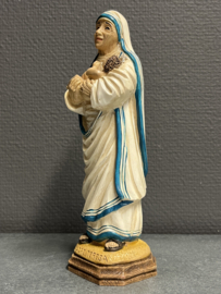 Heiligenbeeld Moeder Teresa, hand beschilderd,  resin, 21cm. (2)