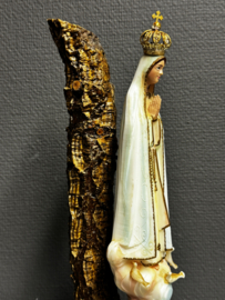 Heiligenbeeld Maria Onze-Lieve-Vrouw van Fatima – Resin, op hout- en kurkvoet
