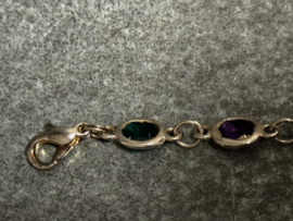 Armband met gekleurd glas en kruisje, 21 cm lang. Zilverkleurig