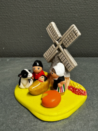 Kerstgroep Kerststal Nederland, aardewerk 9 x 6,5 cm