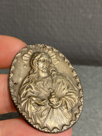 Antiek zilveren plaatje van Jezus Heilig Hart  4,5 x 3,5 cm