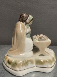 Kerstgroep, antiek, porselein, 12 x 12 cm (9)