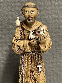 Heiligenbeeld  Franciscus van Assisi met duiven en Tau kruis, resin, 11cm. (10)