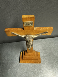 Antiek houten altaar kruisbeeld met nikkel corpus.