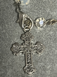 Rozenkrans Tientje ook te dragen als armband. Glaskralen. (m)