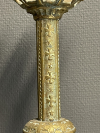 Kandelaar, vuurverguld, Malterser kruis, 1880, pin ontbreekt. (8)