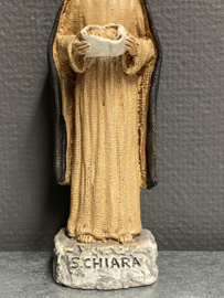 Heiligenbeeld  Clara van Assisi met brood.