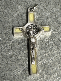 Benedictus kruis geëmailleerd,  4 x 2 cm, wit