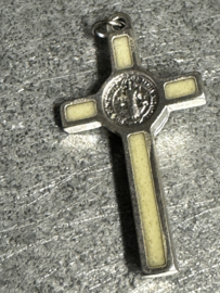 Benedictus kruis geëmailleerd,  4 x 2 cm, wit