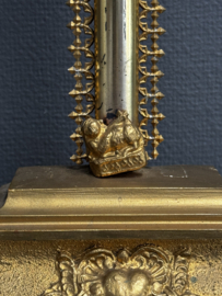 Antiek kruisbeeld – 19e eeuw – porselein en goudverf – neogotische stijl