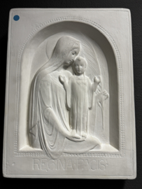 Regina Pacis – Gipsreliëf Maria met Kind Jezus