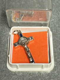 Benedictus kruis geëmailleerd,  4 x 2 cm