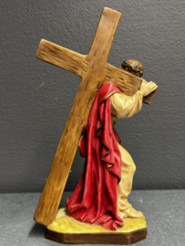 Beeld van Jezus met kruis – handbeschilderd verzwaard resin ca. 1970
