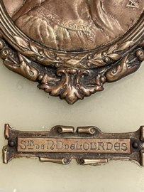Aandenken uit Lourdes, marmeren standaard met koperen plaquette 1920