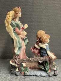 Engelenbeeld beschermengel met kindjes op de brug, resin, 14 cm (0)