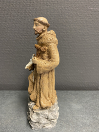 Heiligenbeeld  Franciscus van Assisi met Tau en duiven resin, 15cm. (2)