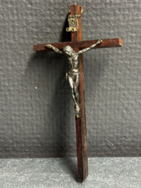 Brocante houten kruis met metalen Corpus