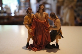 Jezus wordt van zijn kleding beroofd, resin, ca. 9 cm (8)
