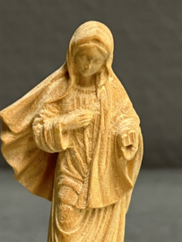 Heiligenbeeld Maria Medjugorje 6,5 cm Lindehout (hand gebroken)(15)