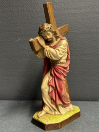 Beeld van Jezus met kruis – handbeschilderd verzwaard resin ca. 1970