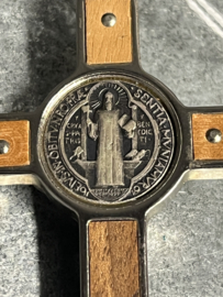 Benedictus kruis, licht hout. 8 x 4.5 cm