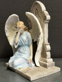 Treurende engel bij graf