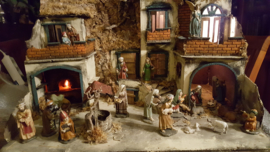 Italiaanse kerststal 75x55x60 cm met 20 figuren 12 cm. 1 Lampje werkt niet (r)