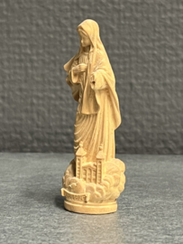 Heiligenbeeld Maria Medjugorje 6,5 cm Lindehout (hand gebroken)(15)