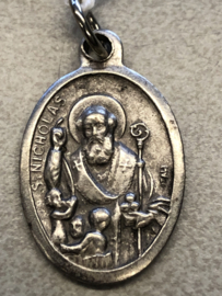 Devotiemedaille Nicolaas van Bari met kinderen pekelton, 2 cm