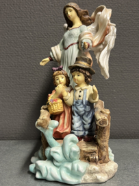 Engelenbeeld beschermengel met kindjes op de brug 25 cm, porselein).