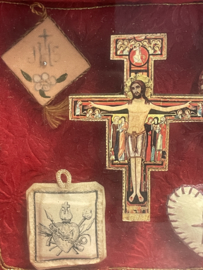 Agnus Dei en San Damiano kruis in besloten hofje (8)